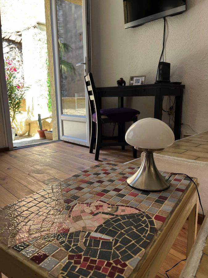 Studio Avec Terrasse Sur Cour, Authentique, Calme Авиньон Екстериор снимка